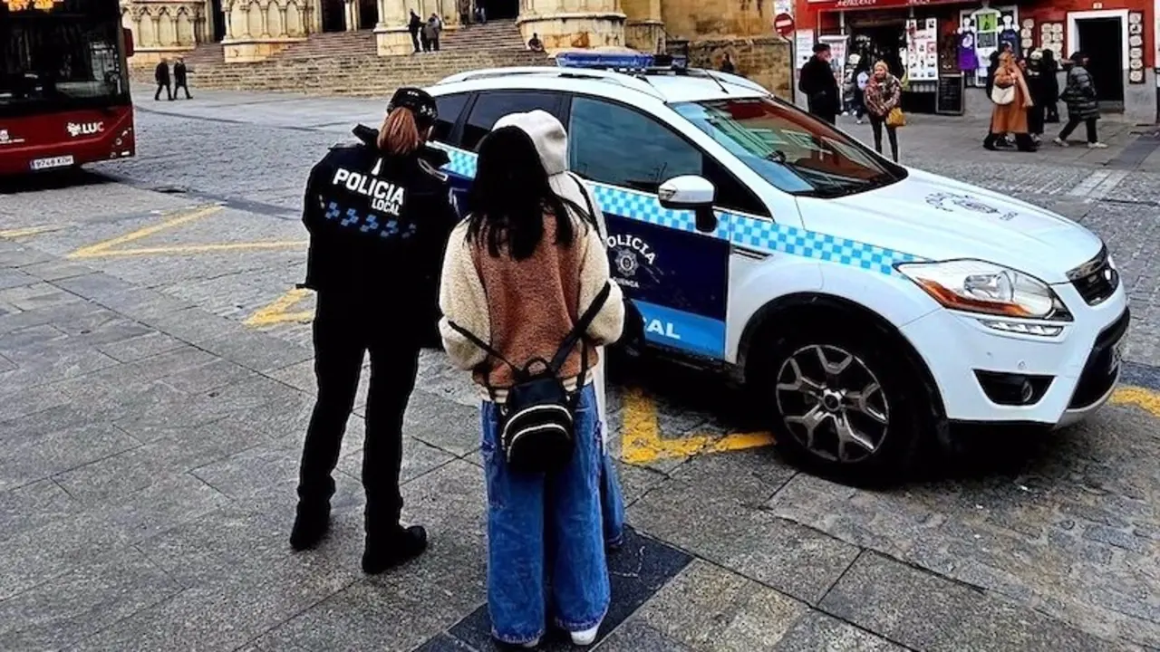 Denunciada una persona por ejercer de aparcacoches sin autorización en Cuenca, entre los 62 avisos de este fin de semana a la Policía Local de Cuenca