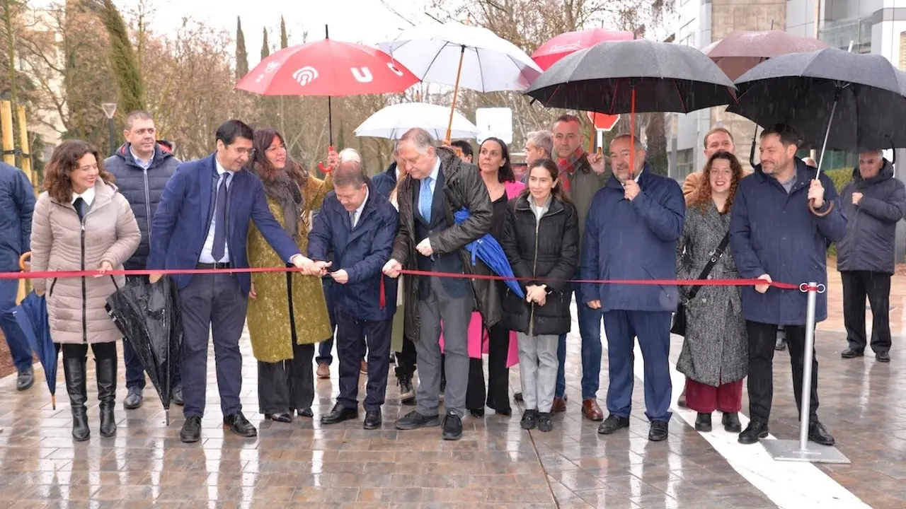 El presidente de Castilla-La Mancha, Emiliano García-Page, ha inaugurado en Ciudad Real, la renovación de la avenida Camilo José Cela