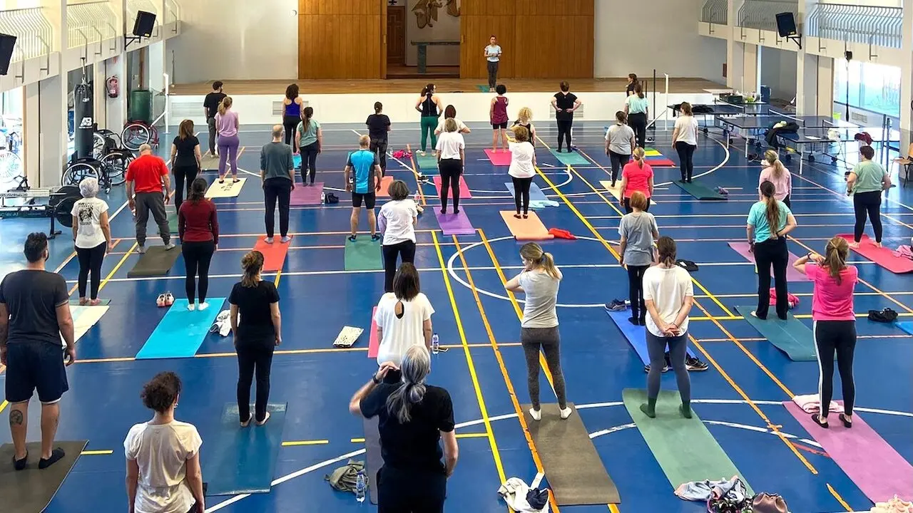 Parapléjicos ofrece sesiones de yoga a sus profesionales para promover hábitos saludables