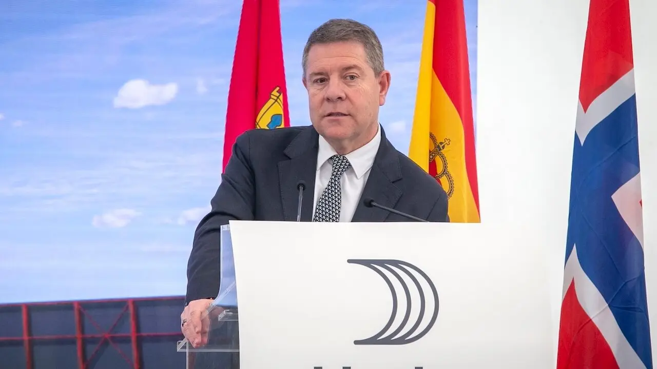 El presidente de Castilla-La Mancha, Emiliano García-Page, ha colocado en Torija (Guadalajara), la primera piedra de la planta que la compañía ‘Hydro’ proyecta en esta localidad