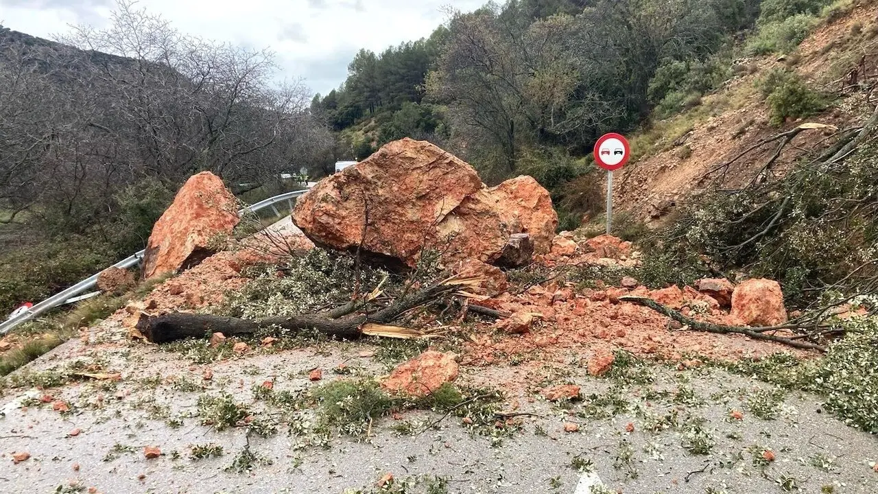 Cortada la carretera CM-412 a la altura de Vianos (Albacete) por un desprendimiento de rocas