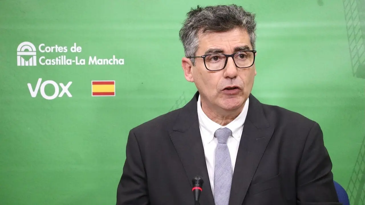 El diputado del Grupo parlamentario Vox en las Cortes de Castilla-La Mancha, Francisco Cobo, en rueda de prensa en el Parlamento regional