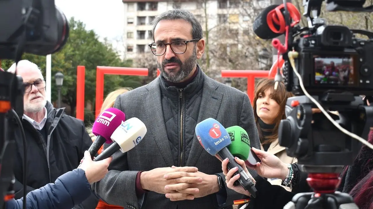 El secretario de Organización del PSOE de Castilla-La Mancha y diputado nacional, Sergio Gutiérrez, atendiendo a los medios de comunicación en Puertollano (Ciudad Real)