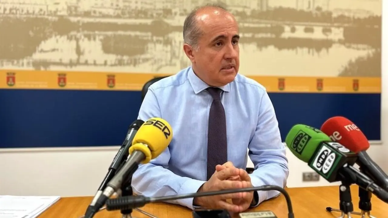 El portavoz del equipo de Gobierno del Ayuntamiento de Talavera de la Reina (Toledo), Jesús García-Barroso, en rueda de prensa