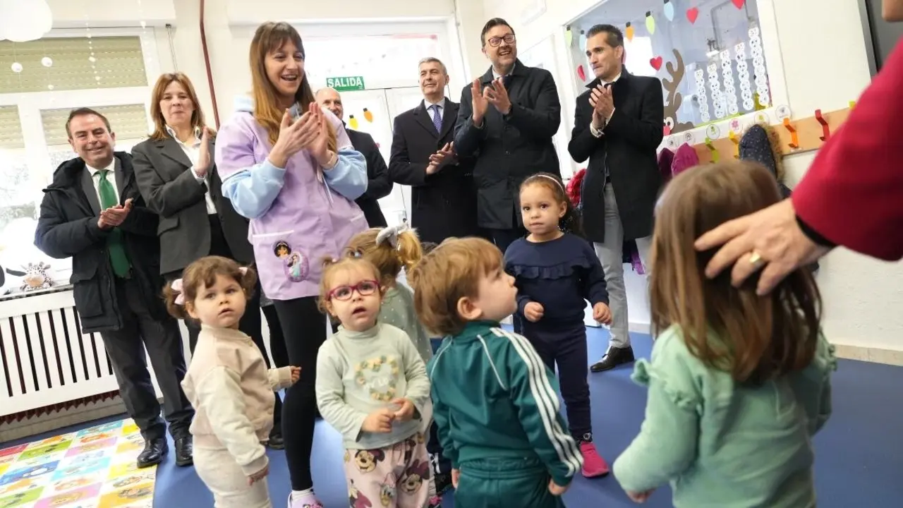 El consejero de Educación, Cultura y Deportes, Amador Pastor, ha inaugurado la escuela infantil municipal de Navalcán (Toledo)