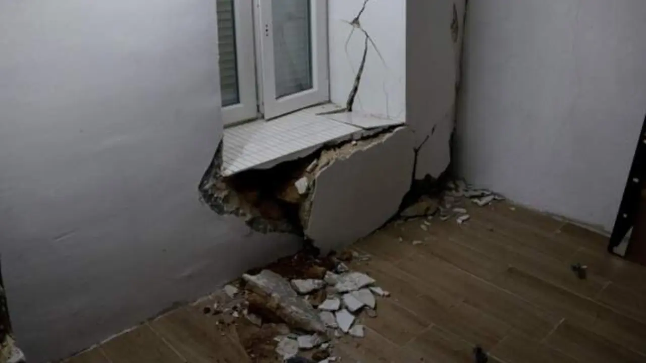 Muere un bebé tras salirse de la vía un coche y chocar contra el muro de una casa