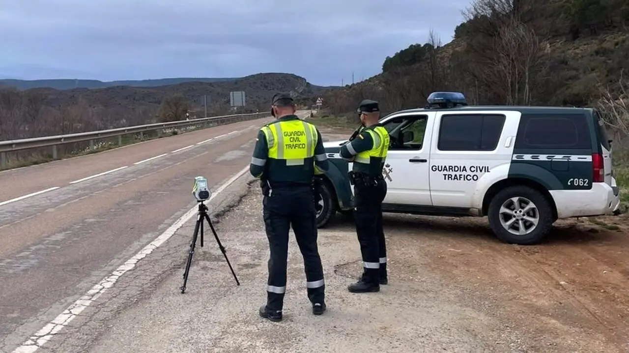 Detenido por conducir ebrio, provocar un accidente con una fallecida y huir del lugar, Guardia Civil de Tráfico, control