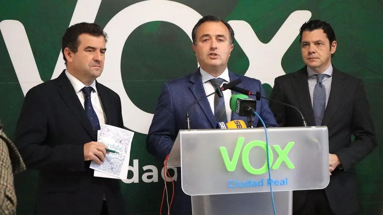 El presidente de Vox en las Cortes de Castilla-La Mancha, David Moreno, acompañado de los diputados Ricardo Chamorro y Luis Blázquez, durante la rueda de prensa que ha ofrecido en Ciudad Real
