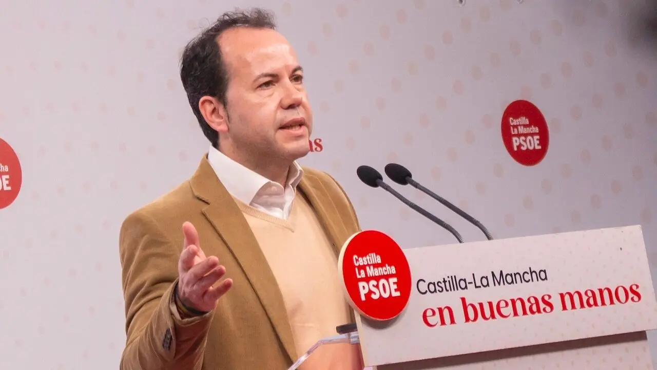 El secretario de Formación del PSOE de Castilla-La Mancha, Sergio García-Navas, durante la rueda de prensa que ha ofrecido en la sede de los socialistas en Toledo