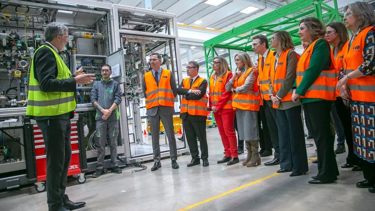 El presidente del Gobierno, Pedro Sánchez, durante la visita que ha realizado junto al presidente de Castilla-La Mancha, Emiliano García-Page, a la planta de electrolizadores ´Accelera by Cummins´ en Guadalajara