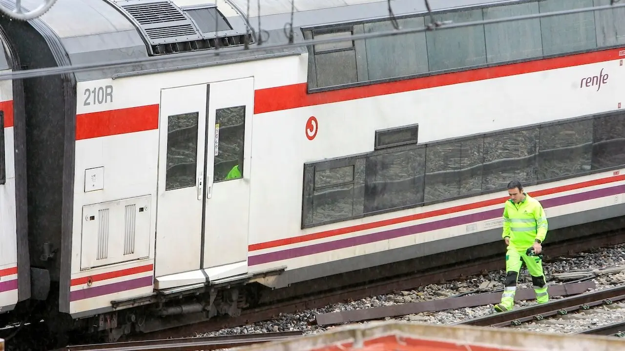 Un tren de cercanías ha sufrido un descarrilamiento este martes a la salida de la estación de Guadalajara, si bien, no se han registrado heridos - EFE/Pepe Zamora