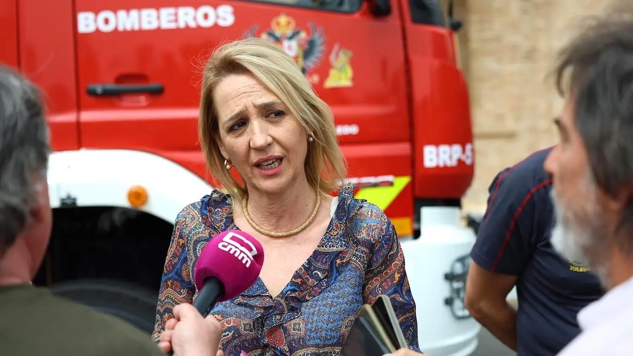 La vicealcaldesa de Toledo y concejal de Seguridad Ciudadana, Inés Cañizares, atendiendo a medios