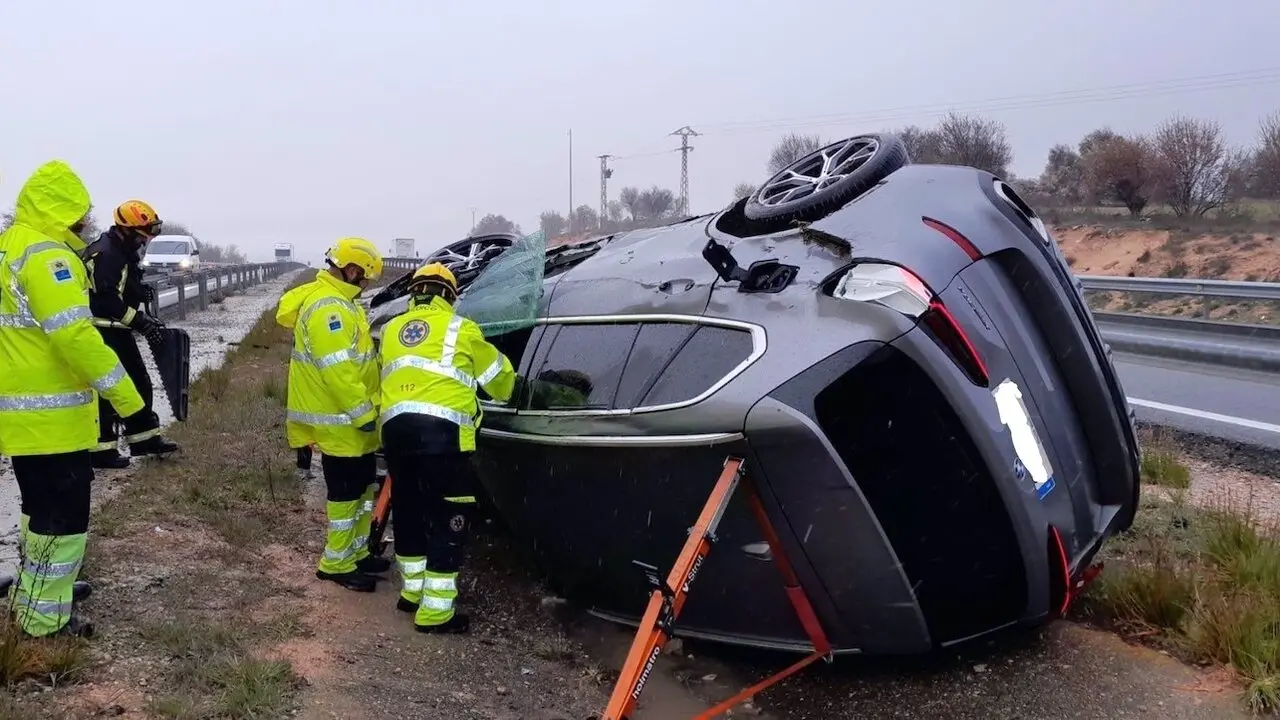 accidente de tráfico, salirse de la vía y volcar, salida de vía, choque, colisión, volcado, rescate,