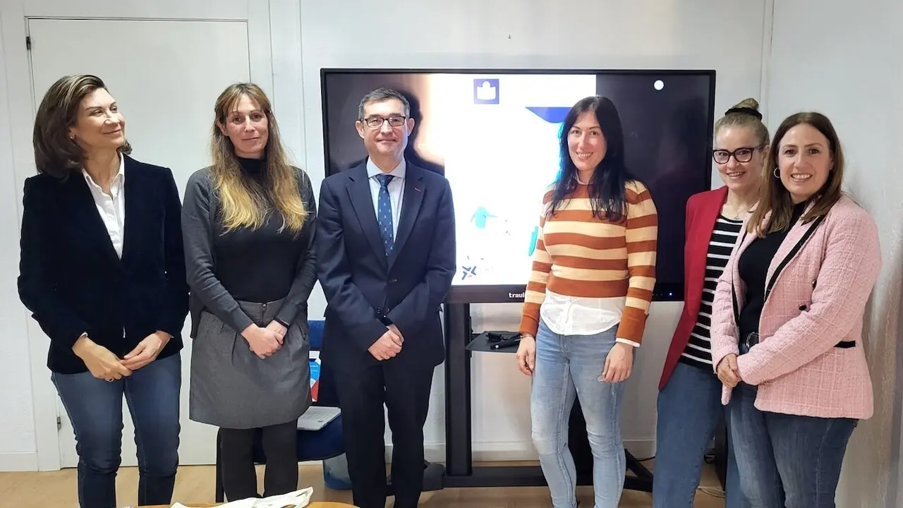 El presidente del Consejo de Transparencia y Buen Gobierno de Castilla-La Mancha, Fernando Muñoz, junto con las adjuntas Elena Carrasco y María Jesús Villaverde, ha&nbsp;visitado la sede de la Federación Autismo Castilla-La Mancha (FACLM)