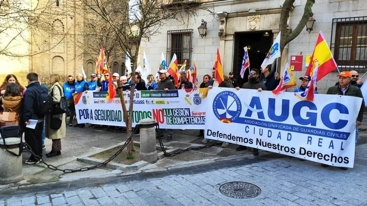 Policías y guardias civiles protestan en Castilla-La Mancha por el pacto migratorio con Cataluña