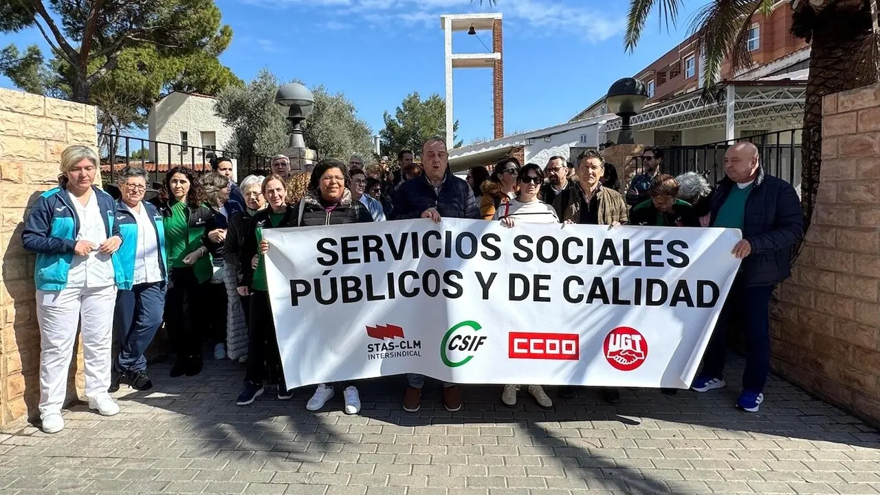 CSIF, CCOO, UGT y STAS han protestado este miércoles a las puertas de la 'Ciudad De Matrimonios Ancianos Nuestra Señora del Carmen', en Ciudad Real