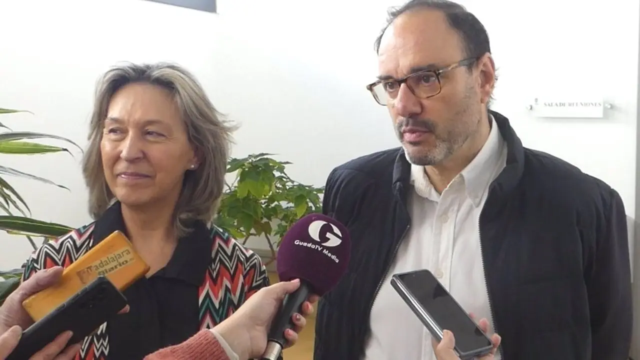La alcaldesa de Guadalajara Ana Guarinos junto al concejal de Igualdad, Roberto Narro, atendiendo a los medios de comunicación este miércoles