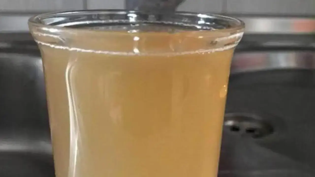 Denuncian que los vecinos de Brazatortas (Ciudad Real) llevan un mes sin poder consumir agua del grifo. En la imagen el estado del agua turbia que sale del grifo en la localidad