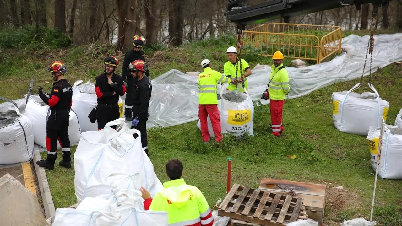 Agentes de la UME trabajan en un dique de contención en el Hospital Nacional de Parapléjicos de Toledo ante la crecida del río Tajo