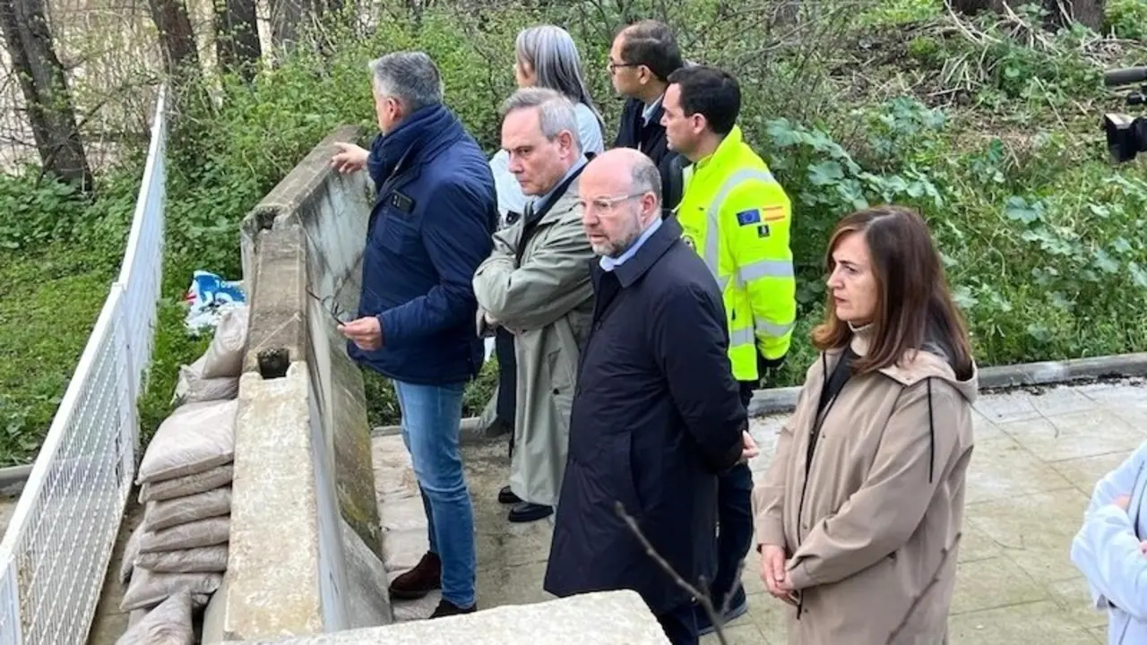 El director gerente del Sescam, Alberto Jara, inspecciona el dique de contención construido por la UME en el Hospital de Parapléjicos para contener la crecida del río Tajo