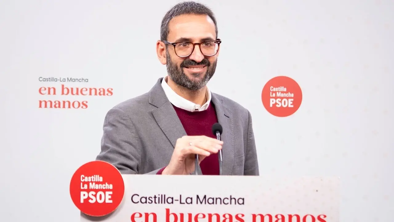 El secretario de Organización del PSOE de Castilla-La Mancha y diputado nacional, Sergio Gutiérrez, durante la rueda de prensa que ha ofrecido en la sede de los socialistas en Toledo