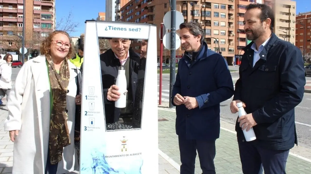 Albacete inicia la instalación de 12 fuentes de agua refrigerada en zonas muy transitadas
