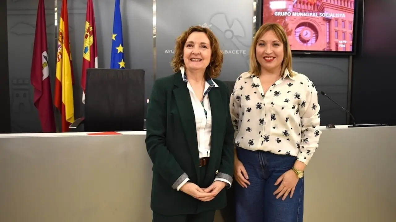 La portavoz del PSOE en el Ayuntamiento de Albacete, Amparo Torres, y la concejala María José López Ortega