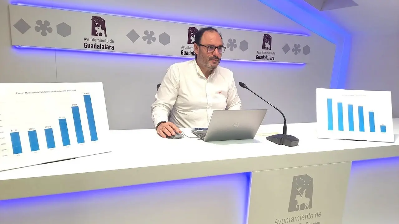 El concejal de Atención Ciudadana del Ayuntamiento de Guadalajara, Roberto Narro, durante la rueda de prensa que ha ofrecido