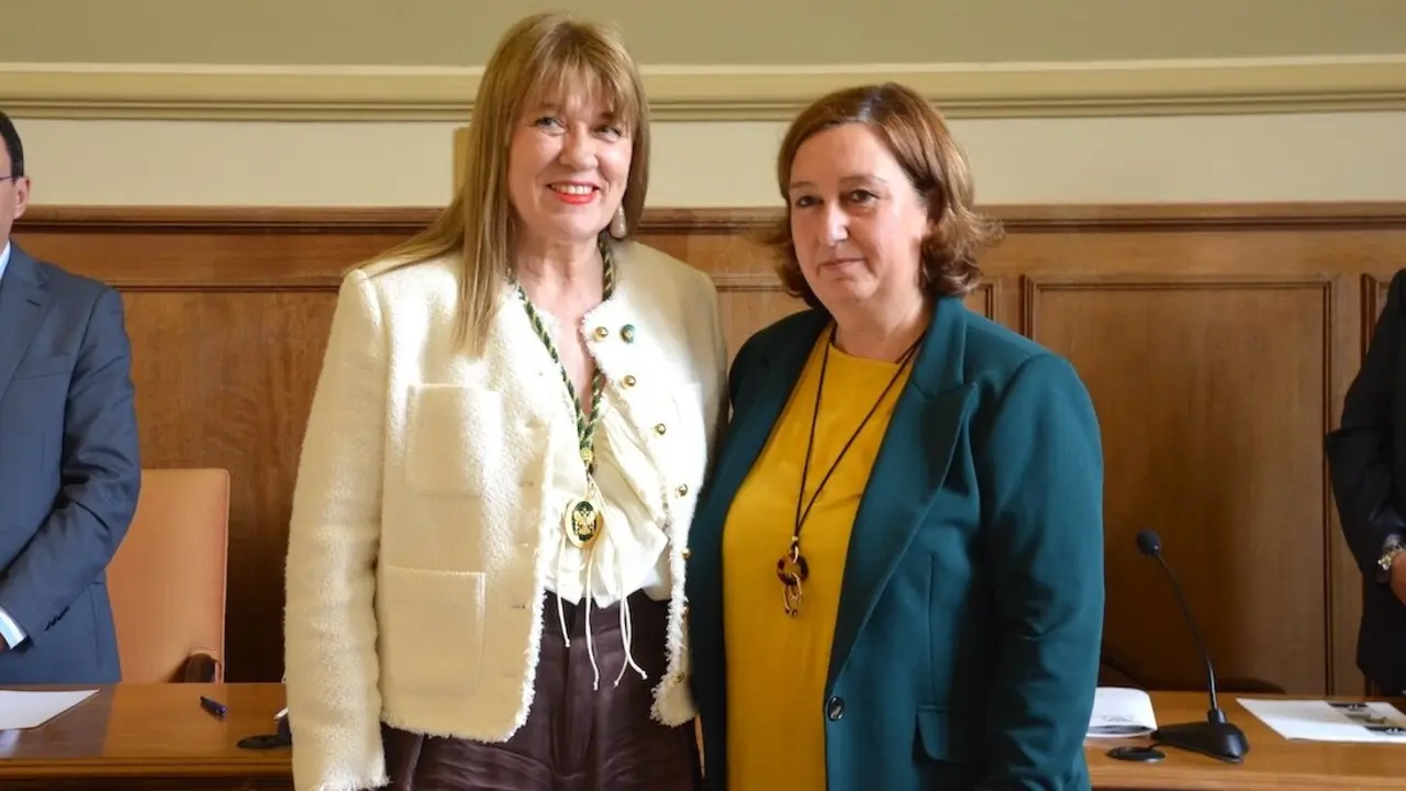 La nueva diputada provincial de la Diputación de Toledo, María Eva García Azaña, junto a la presidenta, Concepción Cedillo