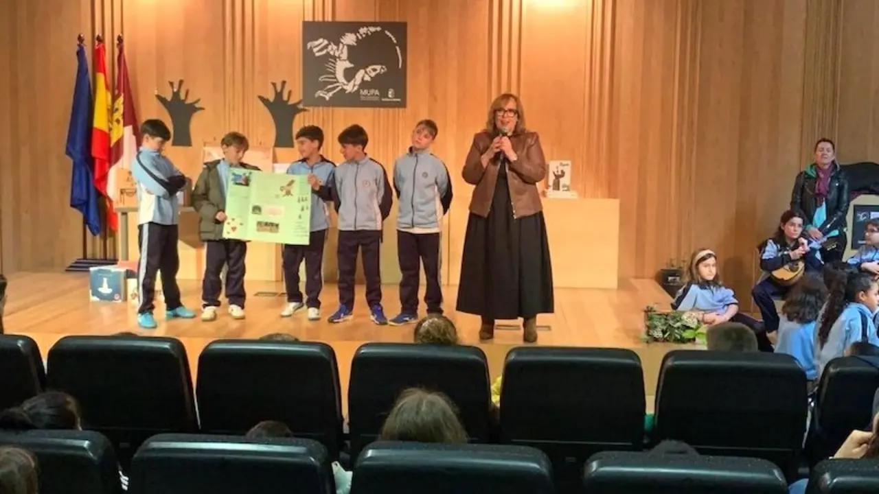 La viceconsejera de Cultura y Deportes, Carmen Teresa Olmedo, en la presentación de la actividad del Día Internacional de los Bosques y la Poesía, que se ha celebrado en el Museo Paleontológico de Castilla-La Mancha (MUPA)