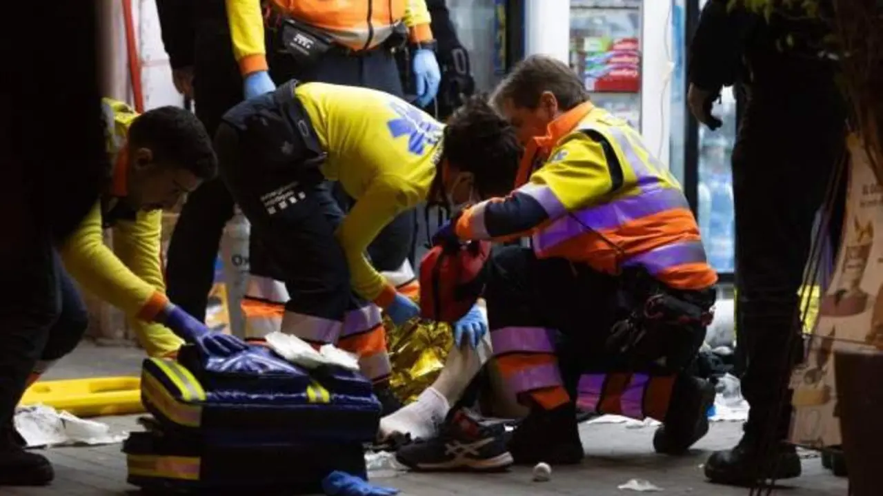 Un joven entre la vida y la muerte tras ser apuñalado cuando salía de una tienda, reyerta, cadáver, crimen, herido, asesinato, tiroteo,