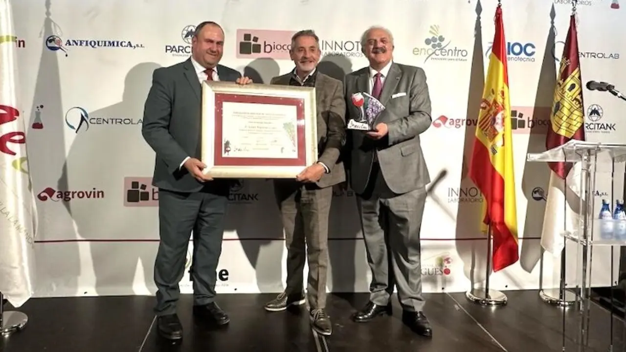 El consejero de Agricultura, Ganadería y Desarrollo Rural, Julián Martínez Lizán, nombrado enólogo honorífico por la Asociación de Enología de Castilla-La Mancha