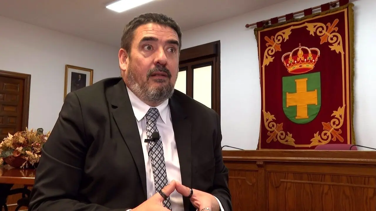 El alcalde de Marchamalo (Guadalajara), Rafael Esteban, en un momento de la entrevista - EP