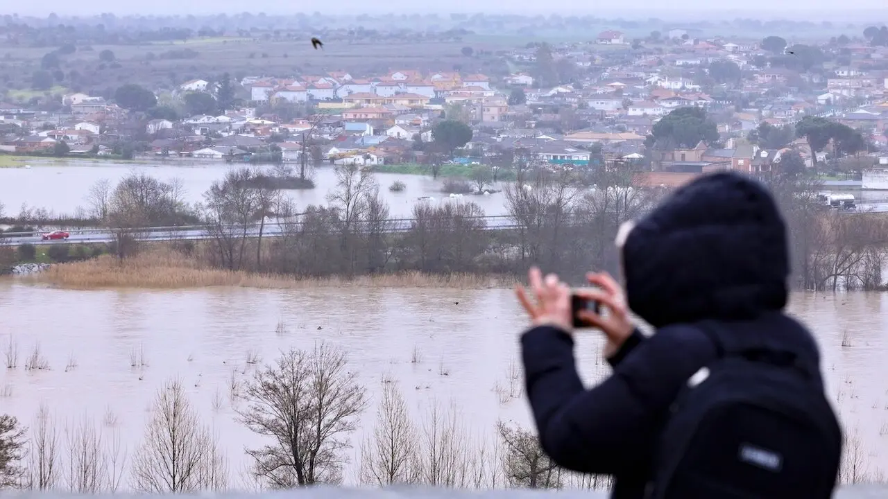 El temporal de lluvias ha obligado a más de cien personas (unas treinta en la jornada de este sábado) del municipio de Escalona a abandonar sus casas mientras que más de medio centenar de viviendas se encuentran anegadas por la crecida del río Alberche - EFE/Manu Reino