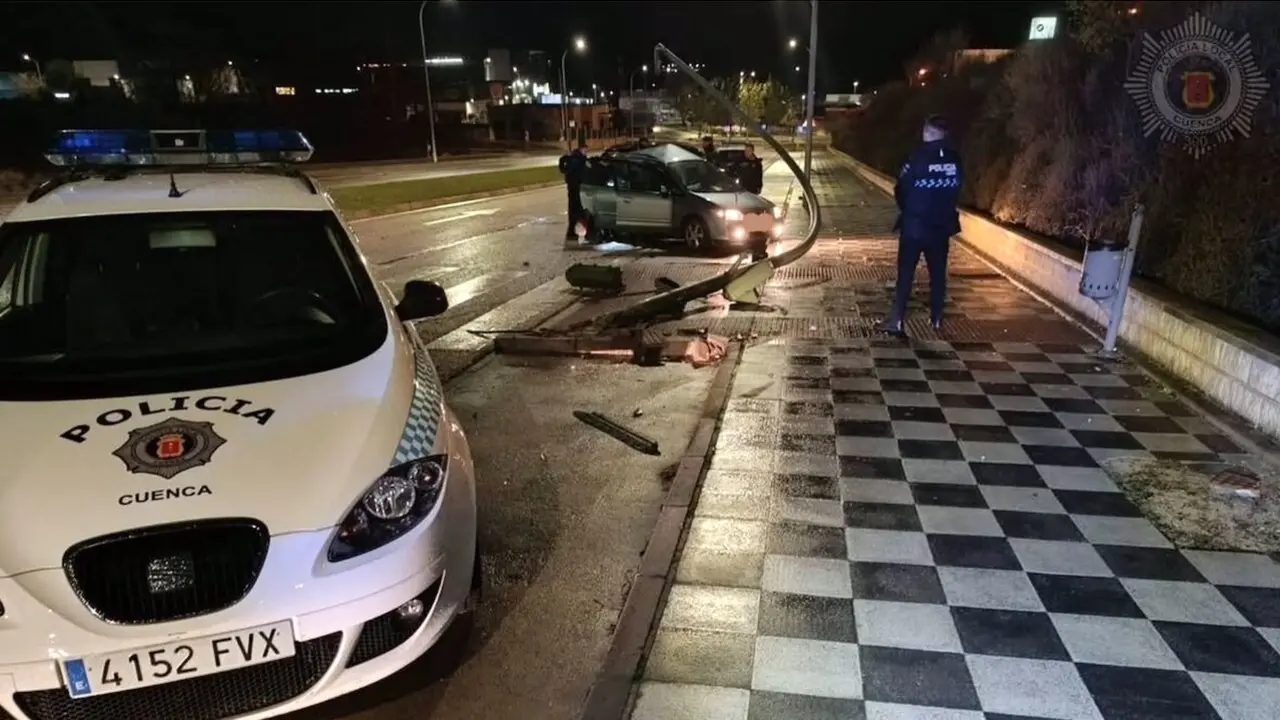 Detenido un conductor que huía de policía tras chocar con un semáforo en Cuenca
