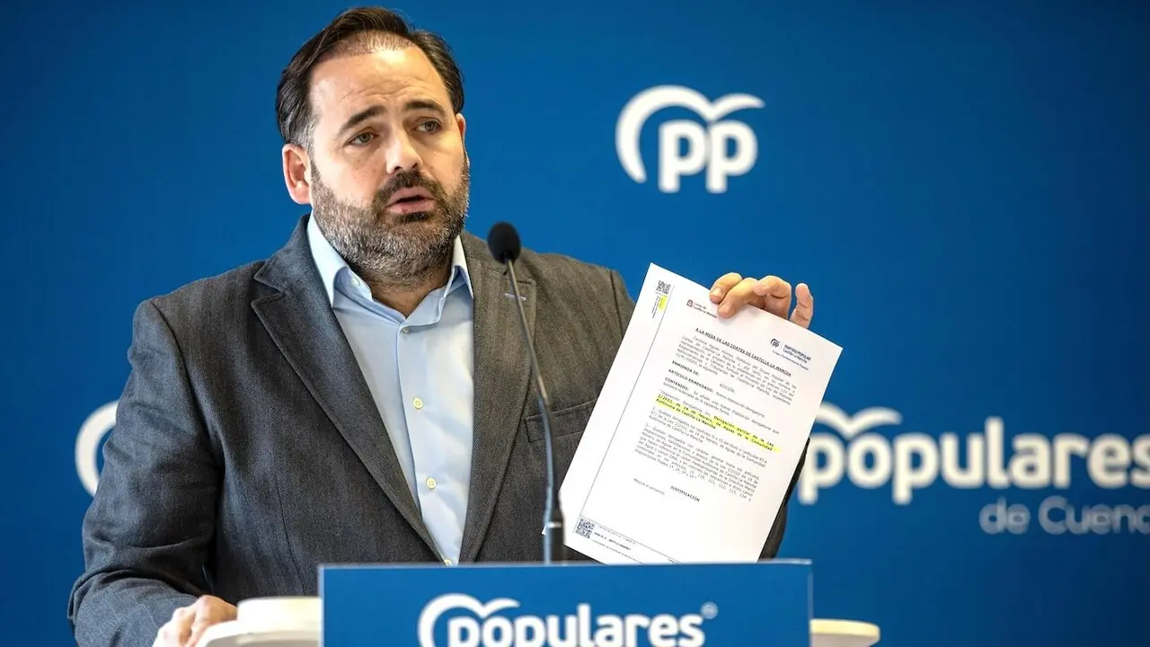 El presidente del PP de Castilla-La Mancha, Paco Núñez, este sábado durante un encuentro con alcaldes y portavoces del partido en Cuenca
