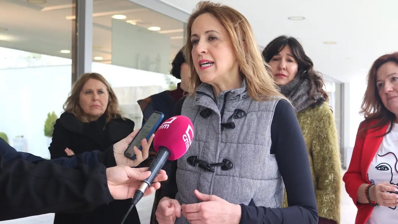 La vicesecretaria general del PSOE de Castilla-La Mancha y eurodiputada, Cristina Maestre, atendiendo a los medios este sábado en Argamasilla de Alba (Ciudad Real)