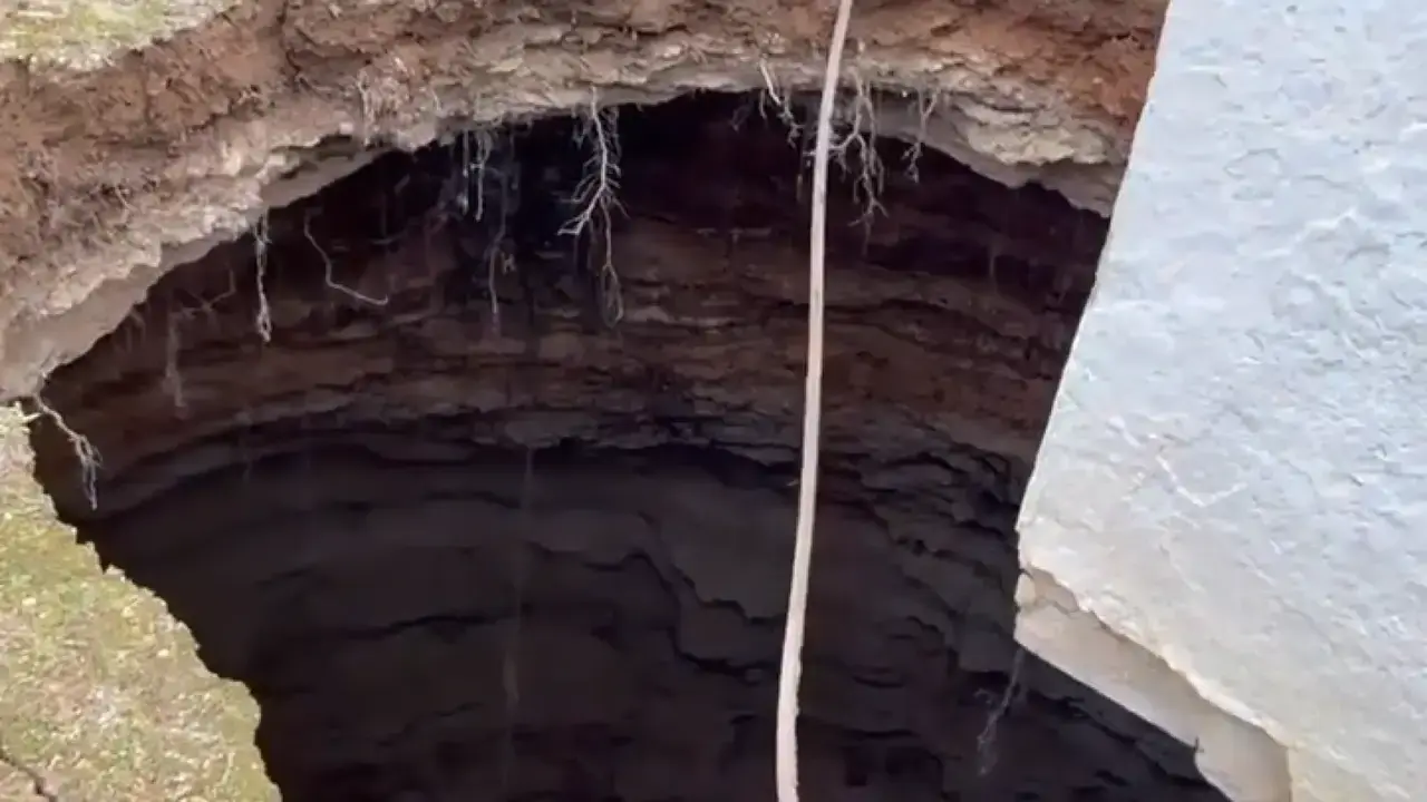 El gran socavón abierto en el entorno del Parque Nacional de las Tablas de Daimiel (Ciudad Real)
