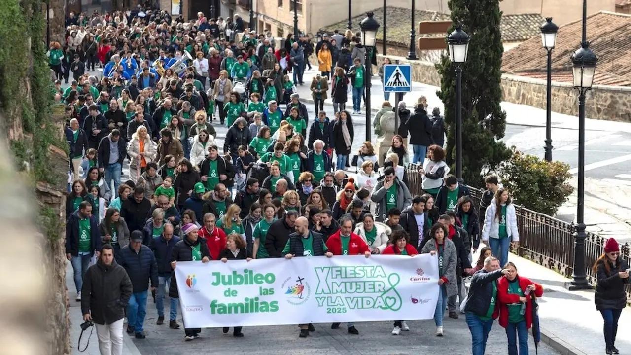 Cáritas Diocesiana ha organizado este sábado en Toledo una "Marcha por la vida", que ha partido desde el paseo de Merchán y pasado por Zocodover o la Catedral Primada - EFE/Ángeles Visdómine