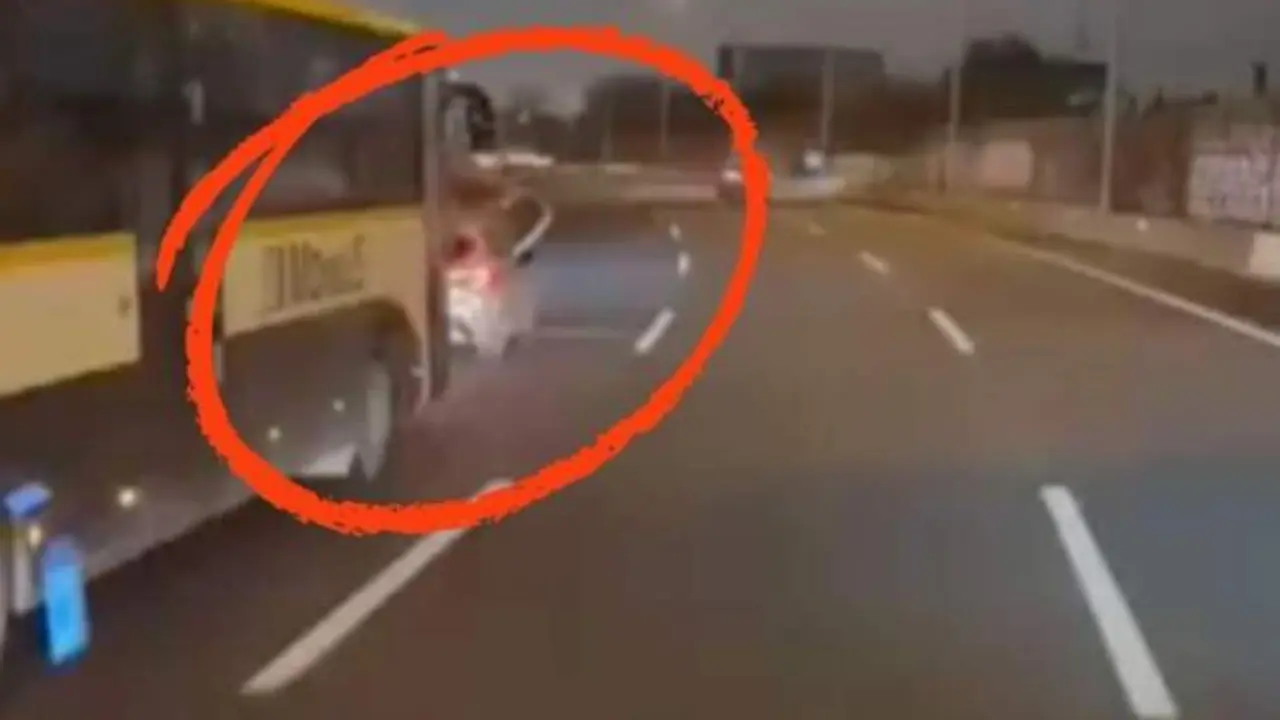 VIDEO. Frenazos, adelantamientos peligrosos... un conductor casi mata a 50 personas