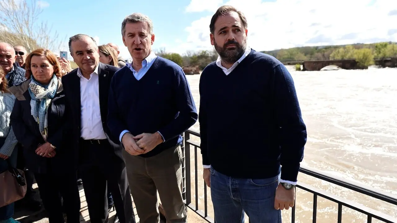 El presidente del Partido Popular, Alberto Núñez Feijóo, junto al presidente del PP de Castilla-La Mancha, Paco Núñez, dcha, y el alcalde de Talavera de la Reina, José Julián Gregorio, 2iz, durante su visita a Talavera de la Reina para conocer la situación provocada por la crecida del Tajo - EFE/Manu Reino