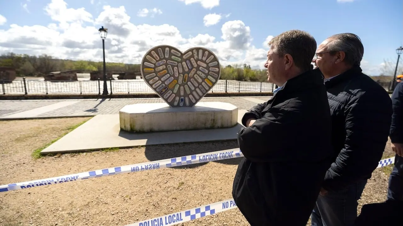El presidente de Castilla- La Mancha, Emiliano García-Page (2d), observa el caudal del Tajo durante su visita a Talavera de la Reina (Toledo) para conocer la situación provocada por la crecida del río - EFE/Manu Reino
