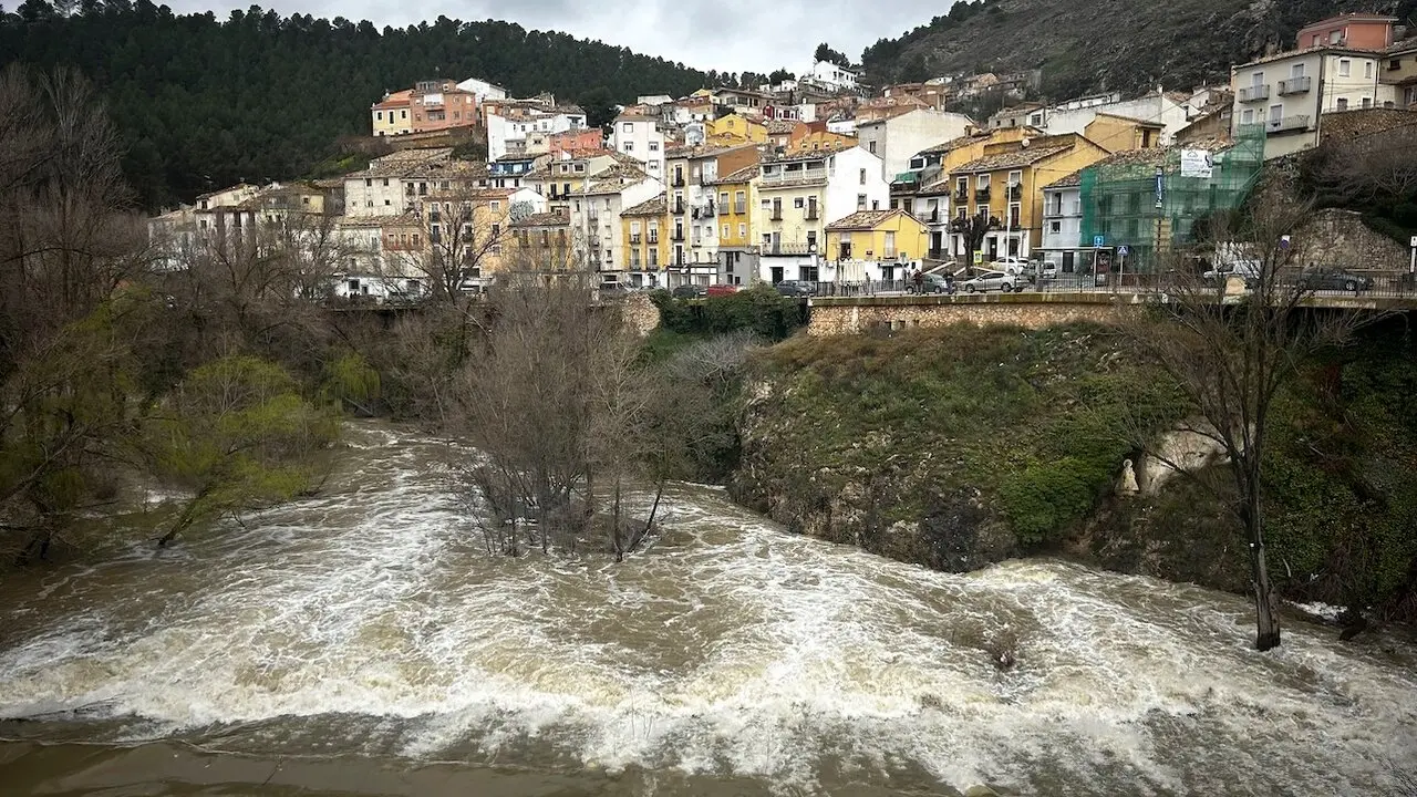 Vista del aliviadero del río Húecar al Júcar en Cuenca, que ha alcanzado este domingo los 72 metros cúbicos por segundo, el caudal más alto del año en Cuenca, donde ha nevado en una de sus pedanías al igual que en la Serranía - EFE/ Lorena Mayordomo