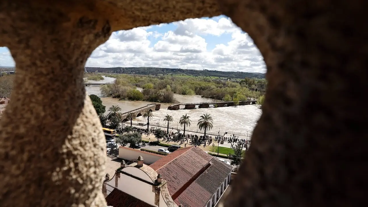 Vista del Puente Viejo derrumbado por la crecida del río Tajo a su paso por Talavera de la Reina (Toledo), este domingo - EFE/Manu Reino