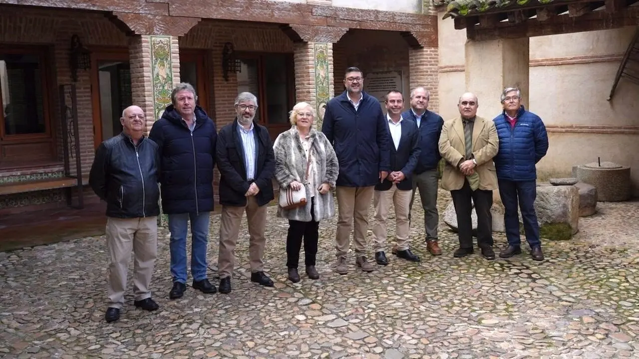 El consejero de Educación, Cultura y Deportes, Amador Pastor, ha asistido a la presentación del libro ‘La Cerámica de El Puente del Arzobispo’, del autor Bienvenido Maquedano