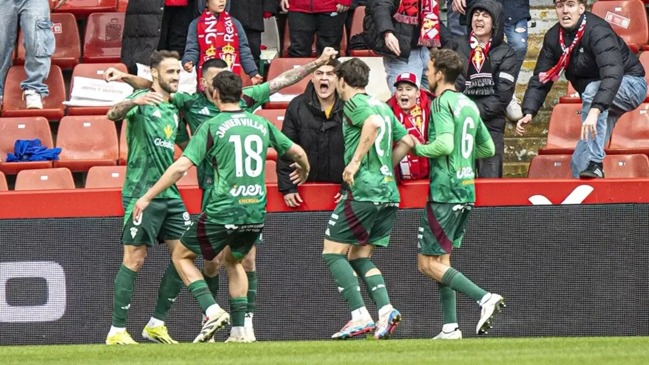 El Albacete Balompié se lleva tres puntos por la permanencia en El Molinón (0-2)