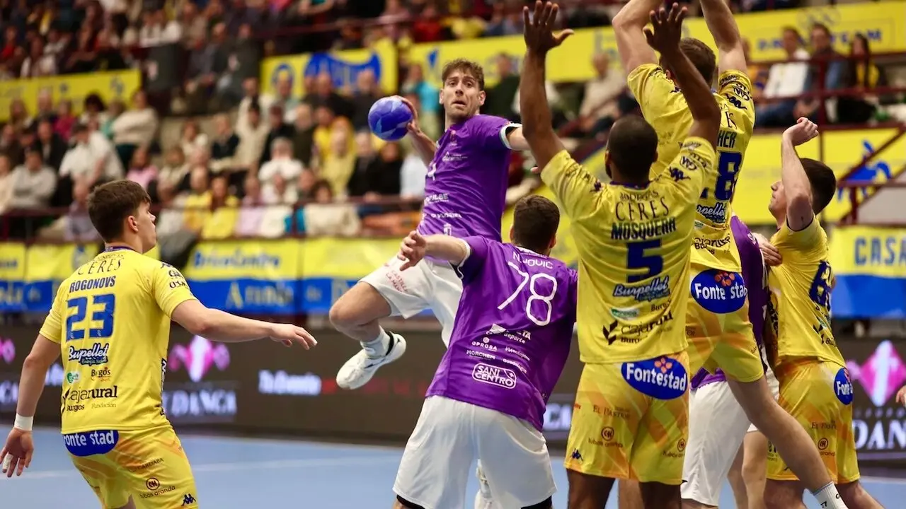 El Villa de Aranda desaprovecha cuatro goles de ventaja y cae ante Guadalajara (22-23) - Fotografía: Ángel Arcalle