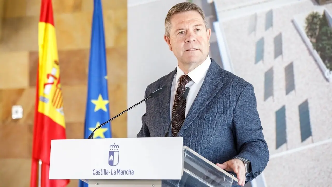 El presidente de Castilla-La Mancha, Emiliano García-Page, ha puesto en Mota del Cuervo (Cuenca) la primera piedra del nuevo centro de salud