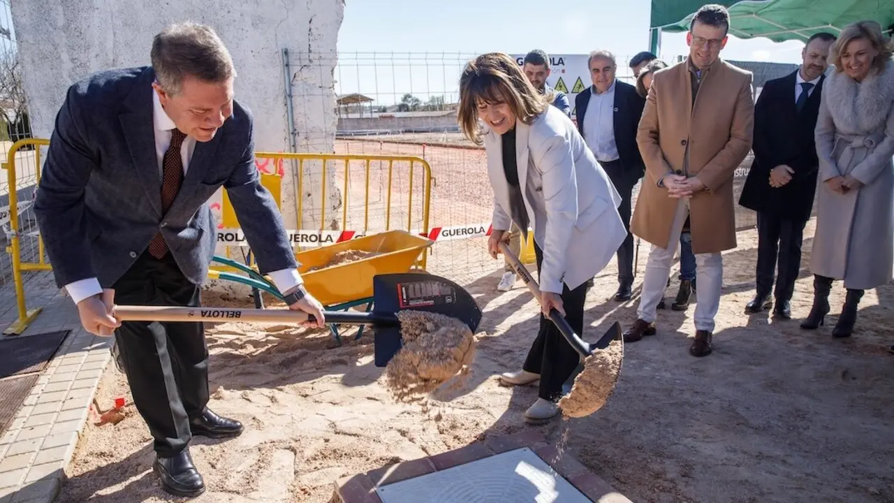 El presidente de Castilla-La Mancha, Emiliano García-Page, ha puesto en Mota del Cuervo (Cuenca) la primera piedra del nuevo centro de salud