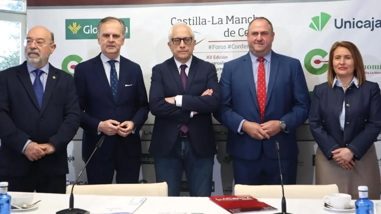 El consejero de Agricultura, Ganadería y Desarrollo Rural, Julián Martínez Lizán (2ºdcha), ha participado en el XII Fórum ‘Castilla-La Mancha de Cerca en Albacete